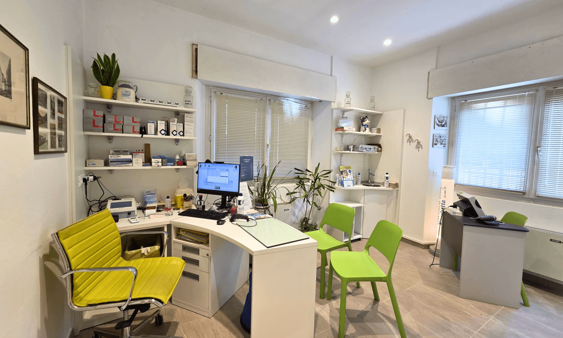 Interno della cabina servizi in Farmacia, attrezzata per autoanalisi, misurazione della pressione e altri controlli di prevenzione.