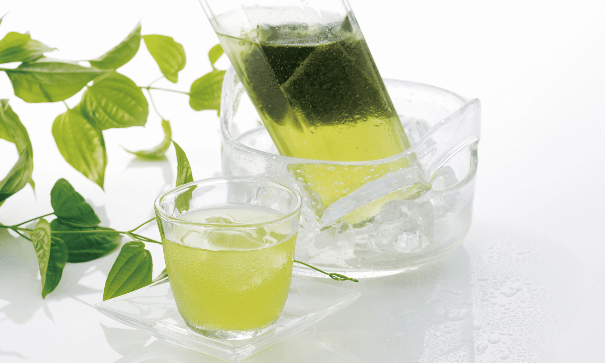Tisana fredda: il benessere delle erbe, anche d’estate. Dissetante, naturale, leggera. Bicchiere di tisana fredda.