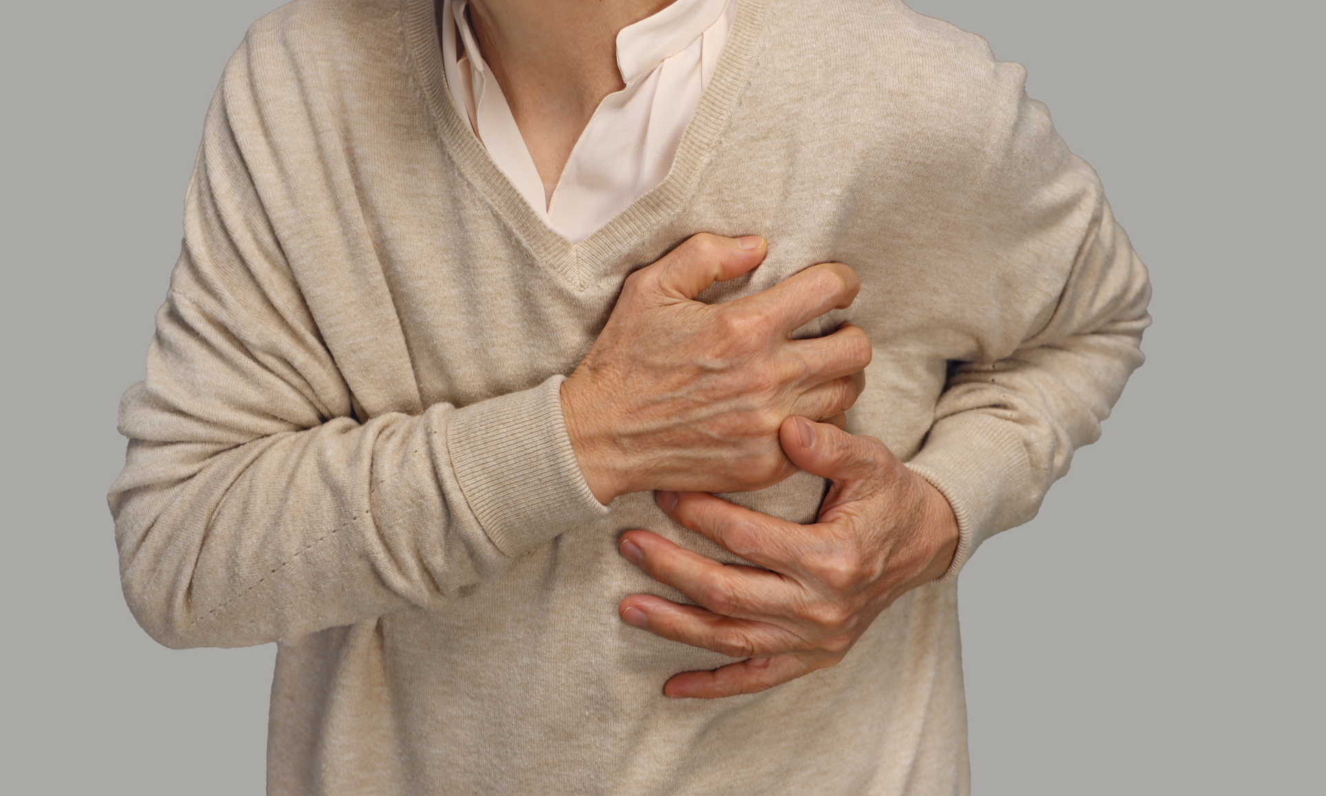 Aritmie cardiache: sintomi, segnali da riconoscere e quando preoccuparsi Donna anziana con la mano sul petto in segno di dolore o palpitazioni, immagine rappresentativa dei sintomi delle aritmie cardiache.